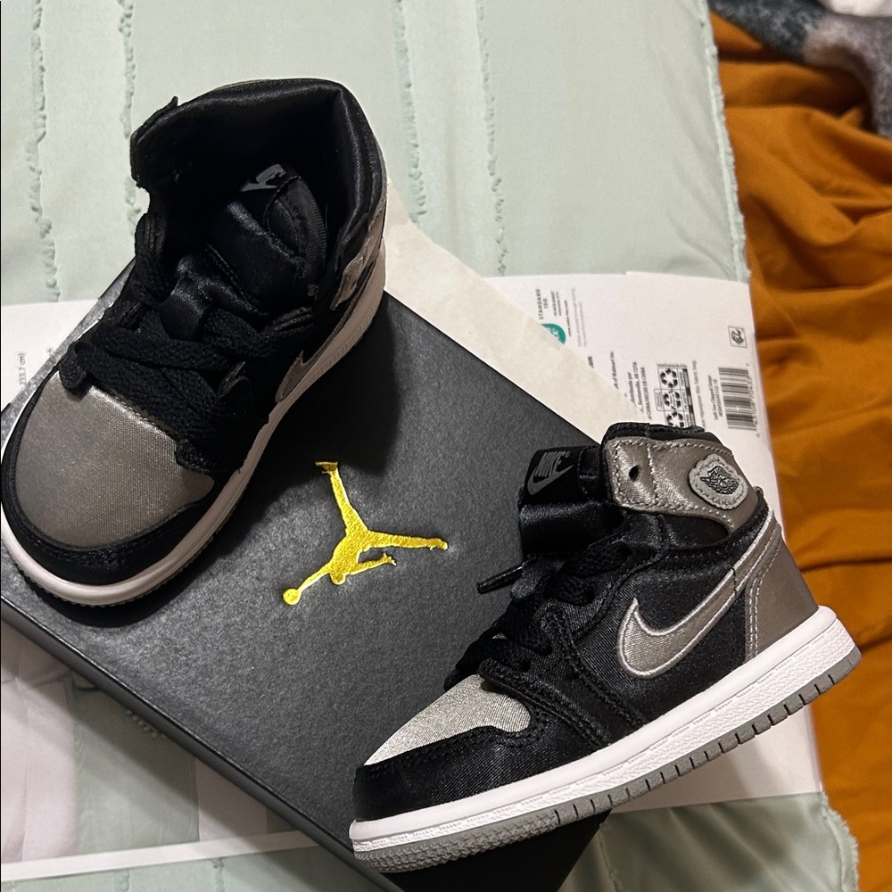 Nike Kids Black and Silver Sneakers Jordan 1 Retro High OG
